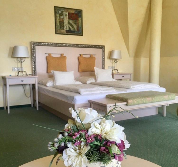 Hetkuti Wellness Hotel Mór Esterno foto